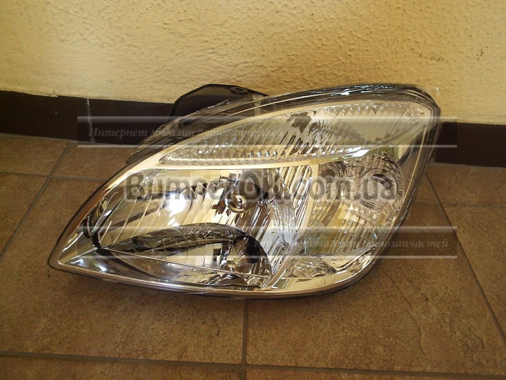 Фара правая Kia Rio 06-10 - 2