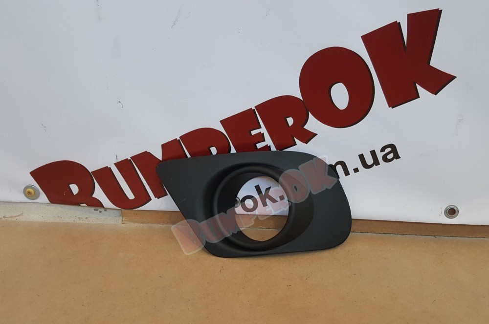 Решітка бампера переднього під протитуманку ліва Dodge Journey 2012- - 2