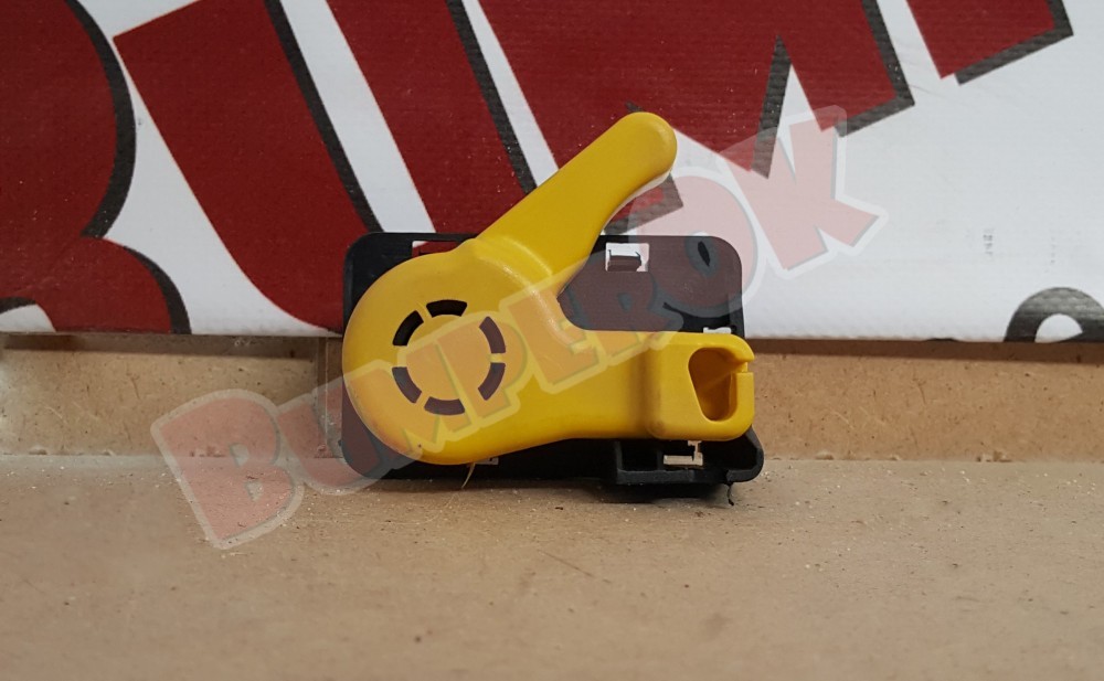 Прапорець відкривання капота на панелі Ford Focus 3 - 2