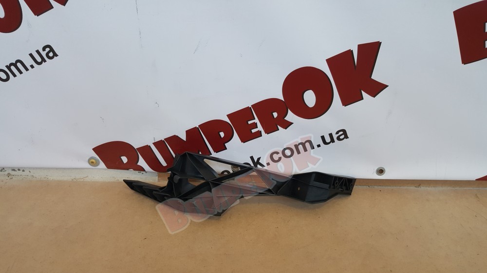 Кронштейн передній правий під фарою Dodge Grand Caravan 2011- - 2