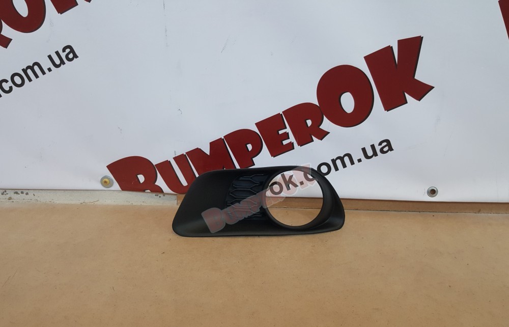 Решітка туманки ліва Dodge Grand Caravan 2011- - 2