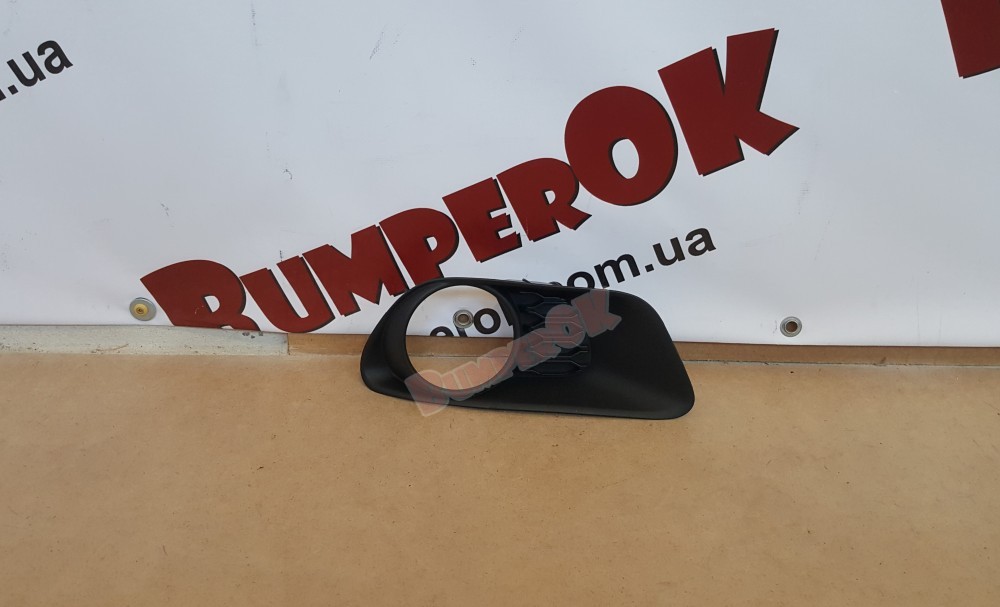 Решітка туманки права Dodge Grand Caravan 2011- - 2
