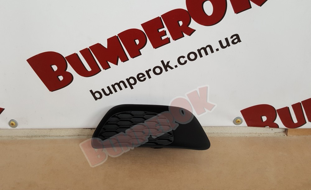 Решітка туманки права без отвору туманки Dodge Grand Caravan 2011- - 2