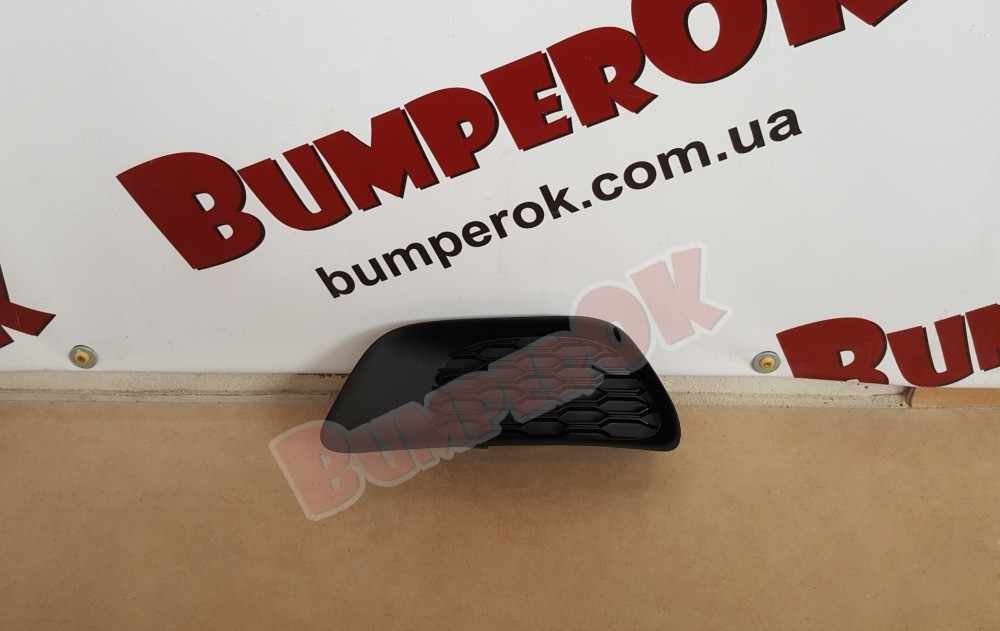 Решітка туманки ліва без отвору туманки Dodge Grand Caravan 2011- - 2